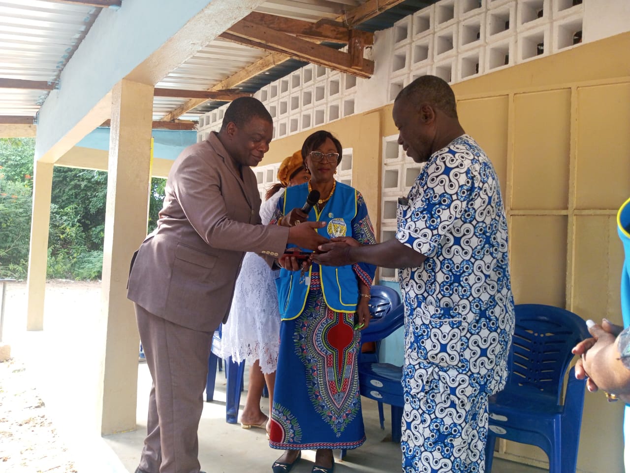 Togo : SOROPTIMIST INTERNATIONAL CLUB Lomé Aurore offre une salle de classe