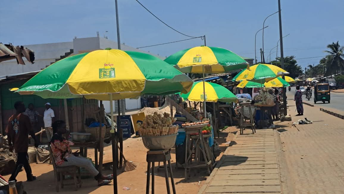 Lacs 1 : Les revendeuses de pain sous des parasols